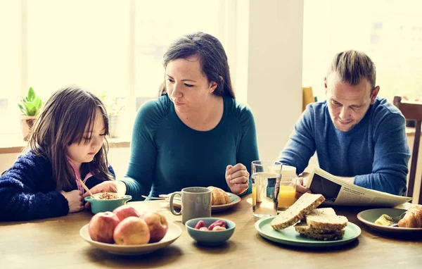 A család reggelizik — Stock Fotó