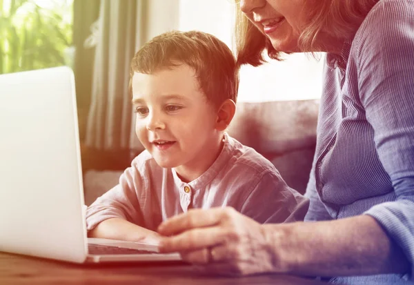 Nenek dan cucu dengan laptop — Stok Foto