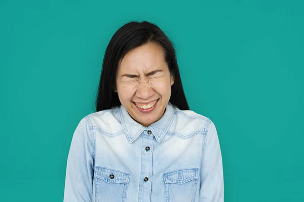 Asiatisk kvinna med slutna ögon — Stockfoto