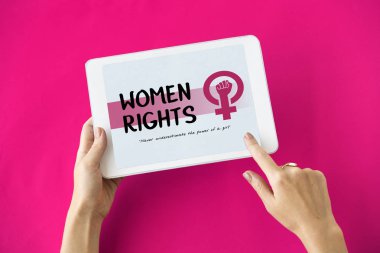 kişi holding dijital tablet