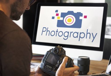 Bilgisayar ekranı önünde oturan adam