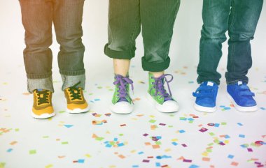 Çocuk bacaklar ve konfeti katta