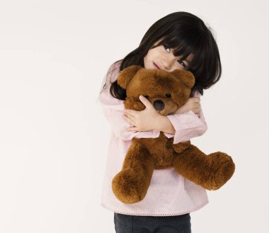  Kucaklayan kız oyuncak ayı