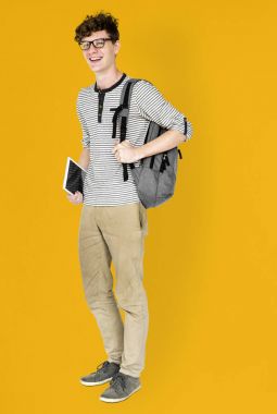 adam sırt çantası ve dijital tablet 