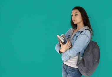 Kitap tutan sırt çantası ile kız öğrenci