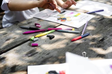 küçük çocuk resim dersinde çizim 