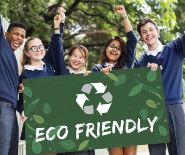 afişini tutan öğrenciler