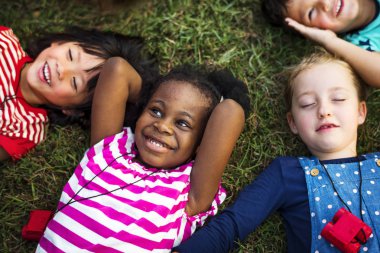 çocuklar çim üzerinde yalan 