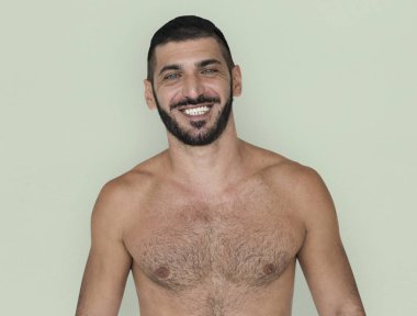 Genç Beyaz gömleksiz adam