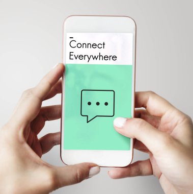 Elinde insan holding cep telefonu 