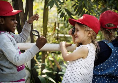 Çocuklar eğleniyor kırmızı şapkalı 