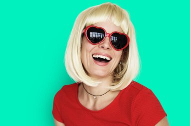 güneş gözlüğü takan kadın