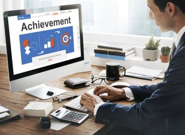 bilgisayarla çalışma iş adamı