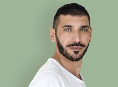 Orta Doğu adam kameraya bakan