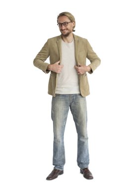 sakallı adam gülümsüyor