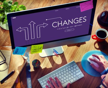 Bilgisayar kullanan bir iş adamı  