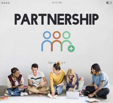 öğrenciler proje üzerinde birlikte çalışma