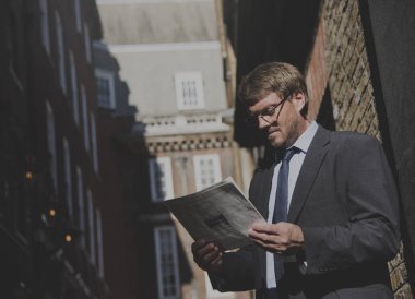 yakışıklı işadamı okuma gazete