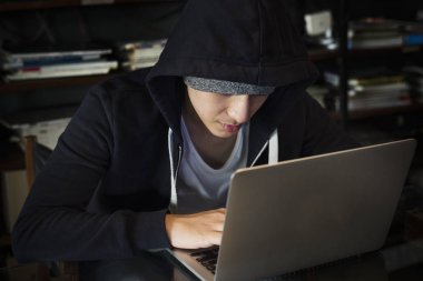 dizüstü bilgisayar kullanarak siyah hoodie çocukta