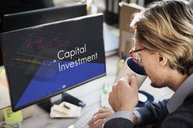 bilgisayara karşı oturan adam