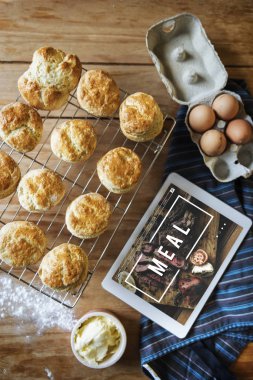 mutfak masasının üzerinde dijital tablet