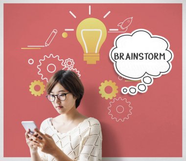 Akıllı telefon kullanan kadın