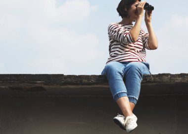 Dürbün gökyüzüne görünümlü kadın