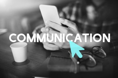 oturma ve smartphone kullanarak kadın 