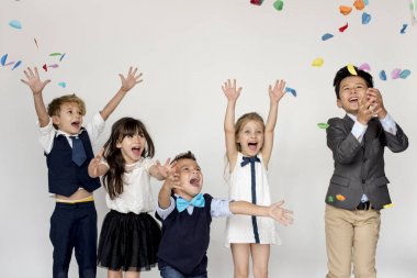 Çocuklar parti konfeti ile