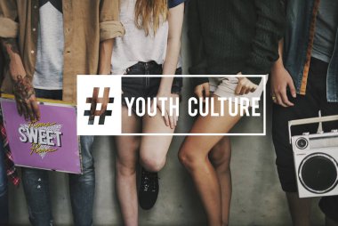 Duvara yakın duran rahat insanlar