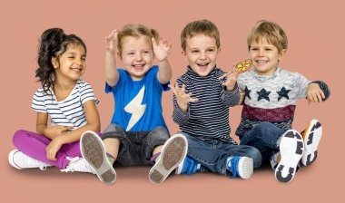 katta oturan mutlu çocuk