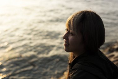 mutlu Asyalı kadın 