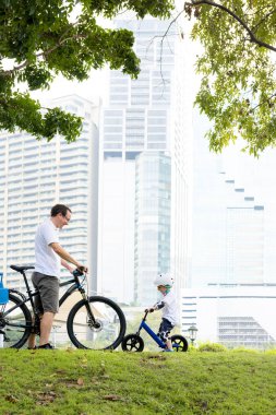 Oğlum nasıl binmek için öğrenme bir parkta, orijinal photoset