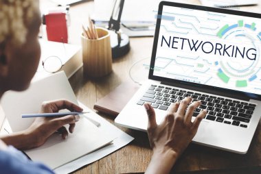 Dizüstü bilgisayar kullanan Afrikalı kadın