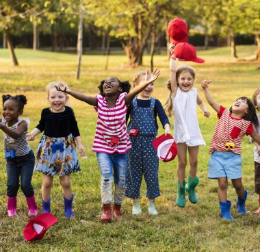 Kırmızı bere öğrenci grubu 