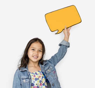 Küçük kız konuşma balonu ile poz