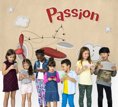 çocuklar dijital cihazlar kullanarak