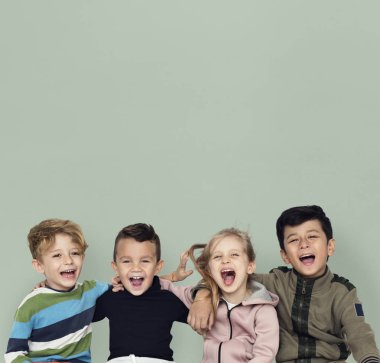 Çocuklar birlikte sarılma 