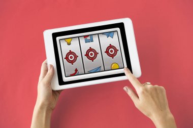 kişi holding dijital tablet
