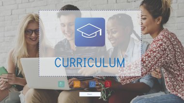 dizüstü bilgisayar ile kanepede oturan öğrenciler