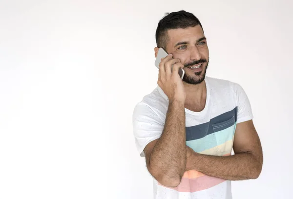 Orta Doğu adam holding smartphone — Stok fotoğraf