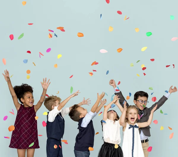 Niños celebrando con confeti —  Fotos de Stock