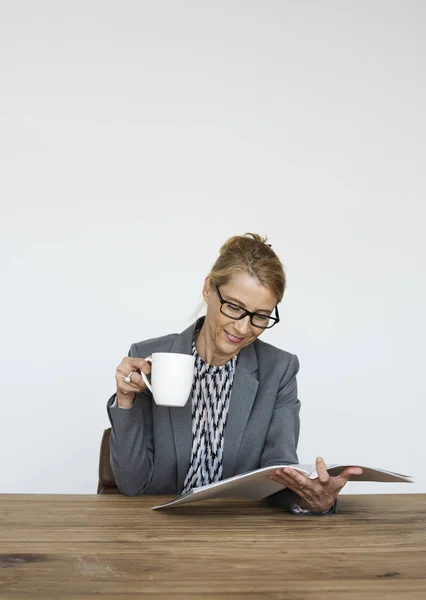 Business woman reading magazine — стоковое фото