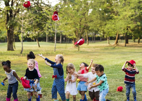 Маленькие дети веселятся в парке — стоковое фото