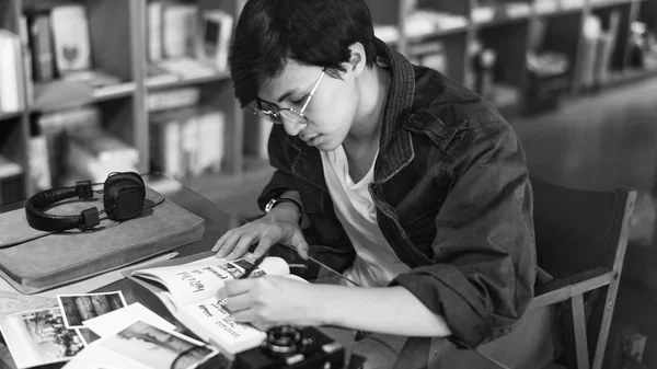 Estudiante niño escribiendo en cuaderno — Foto de Stock