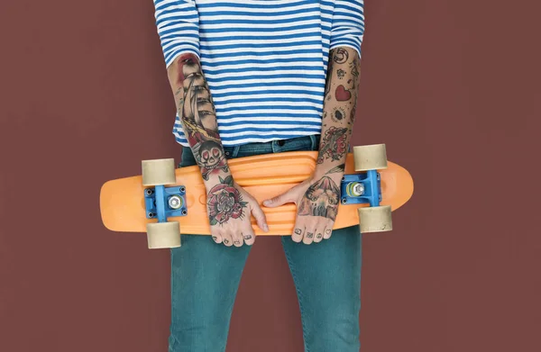 Γυναίκα εκμετάλλευση skateboard — Φωτογραφία Αρχείου