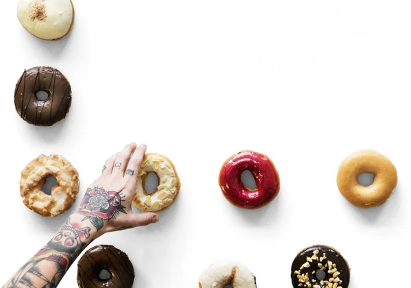 Hand att nå för donut — Stockfoto