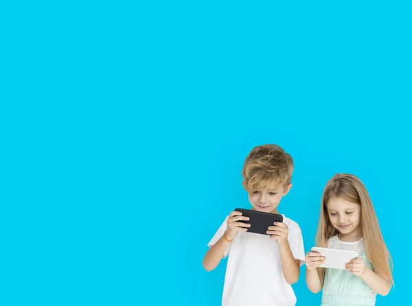A gyerekek játszani a mobiltelefonok — Stock Fotó
