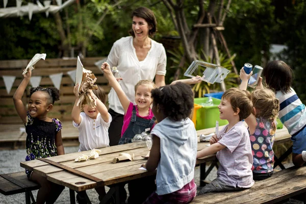 Учитель и дети изучают экологию — стоковое фото