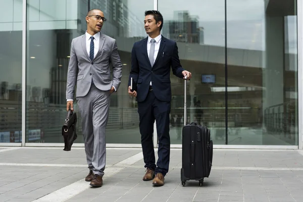 Hommes d'affaires parlant avec des bagages — Photo